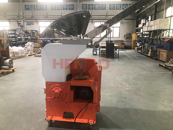 <p>     　　塑料破碎机选型有很多需要注意的事项，蕴含着很强的技术考量。从破碎效率到成品质量，每一个环节都充满了学问。本文恒荣机械的小编就来详细分析下塑料破碎机选型需要提供哪些参数。 </p> <p>     　　一、粉碎物料 </p> <p>     　　塑料种类很多，硬质塑料如硬质聚氯乙烯、聚苯乙烯，它们坚硬如石，更适合压缩式或冲击式的破碎机；而韧性塑料如聚酸胺、ABS塑料，柔软而坚韧，更适合剪切式破碎机。 </p> <p>     　　二、筛网孔径 </p> <p>     　　孔径越小，破碎后的塑料颗粒便越细腻，但出料速度也会逐渐放缓，因此需根据实际需求，选择合适的筛网孔径。 </p> <p>     　　三、规格和型号 </p> <p>     　　不同的破碎用途和塑料处理量，都需要您选择最合适的机型。例如，对于需要高细度粉碎的物料，具备多级粉碎功能的设备将是您的理想之选。 </p> <p>     　　四、破碎能力 </p> <p>     　　塑料制品的大小、硬度和韧性，这些因素将决定您所需的破碎能力。电机功率越大，破碎能力便越强，但相应的，耗能也会水涨船高。 </p> <p>     　　五、安全性选择配备安全保护装置的破碎机，如自动停机、过载保护等，将为您的生产提供坚实的安全保障。 </p> <p>     　　六、设备品牌和质量同样重要。知名品牌的设备，往往品质与售后都有保障，且享有较长的质保周期，为您的投资保驾护航。 </p> <p>     　　除了以上这些参数，我们还需要关注成本，在预算范围内，选择性价比最高的机器，将是明智之举。还有什么不清楚的可以咨询恒荣机械官网客服热线：13829258647。 </p>